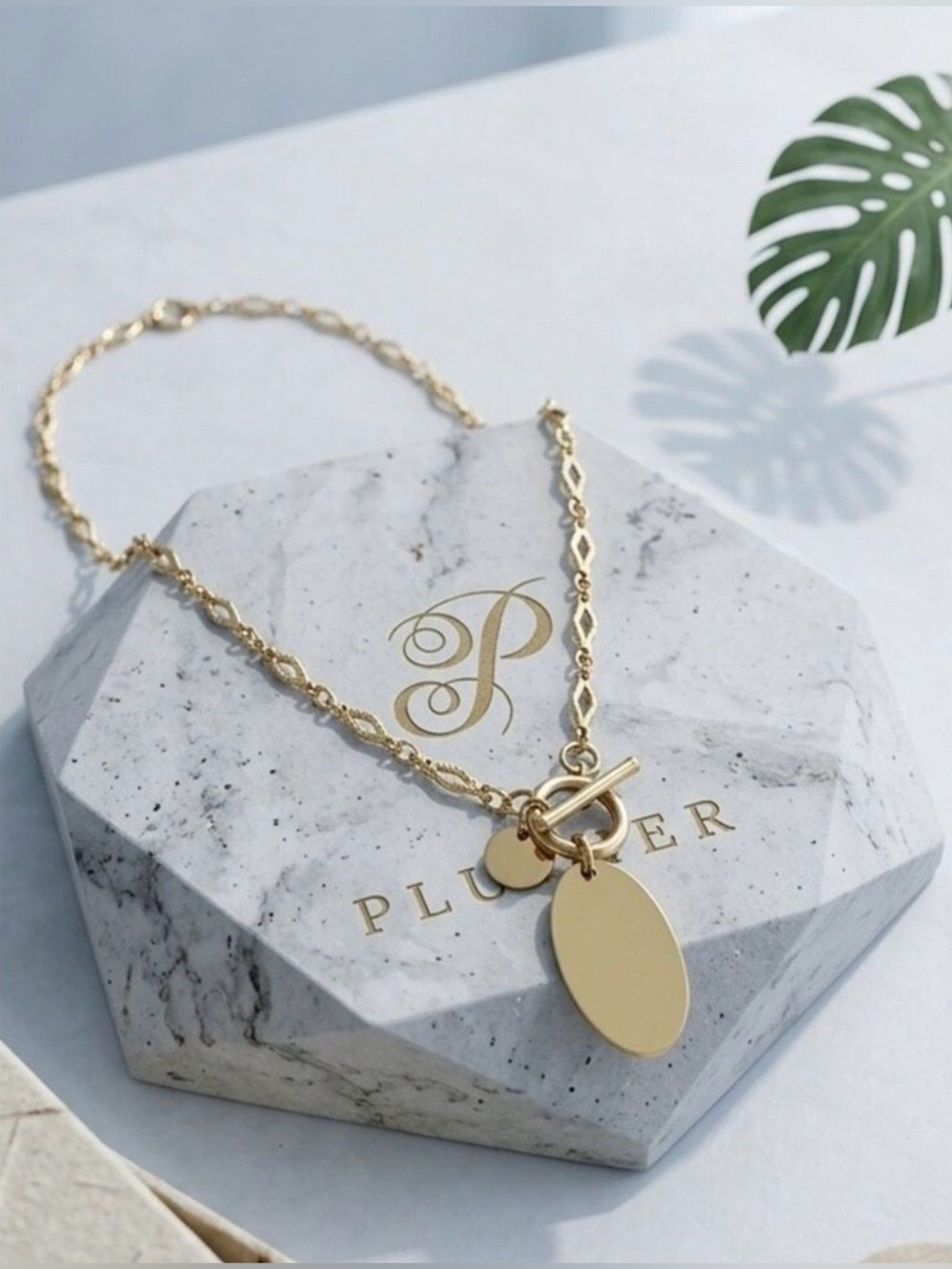 ✨ NEW ✨ Plunder Gold Color Oval Pendant Toggle Necklace ✨